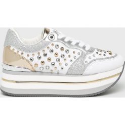 Guess Jeans - Buty. Szare buty sportowe damskie Guess Jeans, z aplikacjami, z jeansu. Za 739,90 zł.