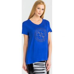 T-SHIRT GLTTER STAMP Guess. Niebieskie t-shirty damskie Guess, s, z nadrukiem, z elastanu, z okrągłym kołnierzem. Za 199,00 zł.
