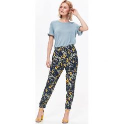 SPODNIE DAMSKIE W KWIATY. Szare spodnie damskie Top Secret, z tkaniny. W wyprzedaży za 59,99 zł.