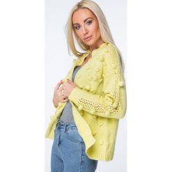 Sweter z pomponami żółty MISC232. Żółte kardigany damskie Fasardi. Za 149,00 zł.