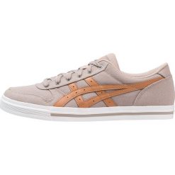 Asics Tiger AARON Tenisówki i Trampki moon rock/meerkat. Szare trampki męskie marki Asics Tiger, z tworzywa sztucznego. W wyprzedaży za 188,30 zł.