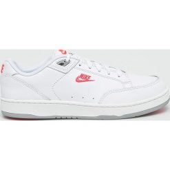 Nike Sportswear - Buty AA8005. Białe buty sportowe męskie marki Nike Sportswear, ze skóry, na sznurówki. W wyprzedaży za 329,90 zł.