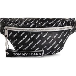 Saszetka nerka TOMMY JEANS - Tjm Logo Tape Paper Bumbang AM0AM04923 901. Czarne torby męskie skórzane Tommy Jeans, bez wzorów, z jeansu, młodzieżowe. Za 359,00 zł.