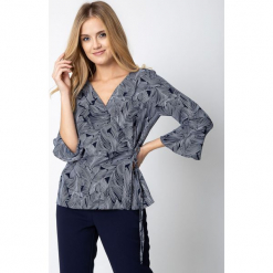 Granatowa kopertowa bluzka ze wzorem QUIOSQUE. Białe bluzki longsleeves QUIOSQUE, z tkaniny, biznesowe, z kopertowym dekoltem. Za 139,99 zł.