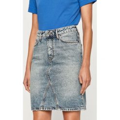 Mustang - Spódnica jeansowa. Niebieskie spódniczki damskie Mustang, na co dzień, bez wzorów, z bawełny, casualowe, mini, proste. Za 279,90 zł.