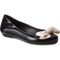 Baleriny ZAXY - Bow IV Fem 82530 Black 90111 BB285008 02064. Czarne baleriny damskie Zaxy, bez wzorów, z tworzywa sztucznego, klasyczne, bez obcasa. W wyprzedaży za 149,00 zł.