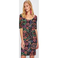Desigual - Sukienka. Sukienki damskie Desigual, na co dzień, s, w kwiaty, z elastanu, casualowe, z okrągłym kołnierzem, z krótkim rękawem, krótkie, mini, proste. W wyprzedaży za 269,90 zł.