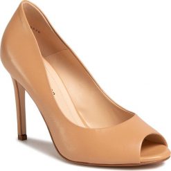 Szpilki SOLO FEMME - 26453-58-I63/000-05-00 Beż 1. Brązowe półbuty damskie Solo Femme, bez wzorów, ze skóry, eleganckie, bez obcasa, na obcasie, bez zapięcia. Za 339,00 zł.