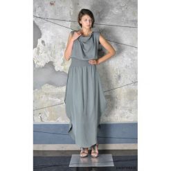 ASSIR - suknia. Szare sukienki damskie marki Pakamera, bez wzorów, eleganckie, bez kołnierzyka, bez rękawów, maxi. Za 1290,00 zł.
