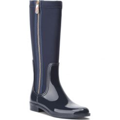 Kalosze TOMMY HILFIGER - Material Mix Long Ra FW0FW03564 Midnight 403. Niebieskie kalosze damskie TOMMY HILFIGER, bez wzorów, z tworzywa sztucznego. W wyprzedaży za 439,00 zł.
