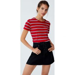 Jeansowa spódnica ze sznurowaniem z przodu. Czarne spódniczki damskie Pull&Bear, bez wzorów, z jeansu. Za 99,90 zł.