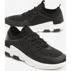 Czarne Buty Sportowe The Flood. Czarne buty sportowe męskie Born2be, z materiału, na sznurówki. Za 99,99 zł.