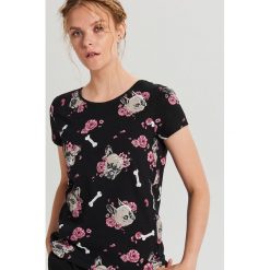 Koszulka z nadrukiem all over - Czarny. Czarne koszulki damskie Cropp, s, z nadrukiem, bez kołnierzyka, bez rękawów. Za 39,99 zł.