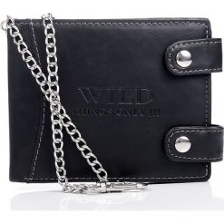 CZARNY skórzany Portfel WILD z łańcuchem. Czarne portfele męskie marki Wild, ze skóry. Za 39,90 zł.