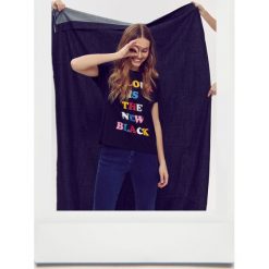 T-SHIRT KRÓTKI RĘKAW DAMSKI Z PRINTEM. Czarne t-shirty damskie Top Secret, z napisami, z bawełny, bez kołnierzyka. W wyprzedaży za 9,99 zł.