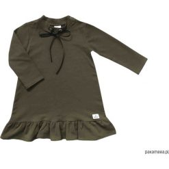 BUGZY Sukienka w kolorze khaki z czarną kokardką. Brązowe sukienki dziewczęce marki Pakamera, eleganckie, z długim rękawem, długie. Za 84,00 zł.