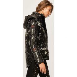 Desigual - Kurtka. Czarne kurtki damskie Desigual, s, bez wzorów, z poliesteru, krótkie. W wyprzedaży za 599,90 zł.