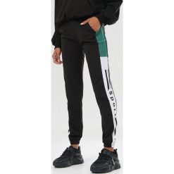 Czarno-Zielone Spodnie Mezesha. Czarne spodnie damskie Born2be, s, z dresówki. Za 79,99 zł.