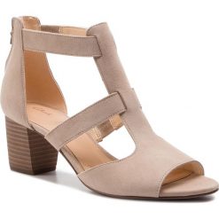Sandały CLARKS - Deloria Fae 261415714 Sand Suede. Brązowe klapki damskie Clarks, bez wzorów, ze skóry, bez obcasa, na obcasie. Za 389,00 zł.