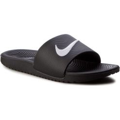 Klapki NIKE - Kawa Slide (GS/PS) 819352 001 Black/White. Czarne klapki damskie Nike, bez wzorów, ze skóry ekologicznej, bez obcasa. Za 119,99 zł.
