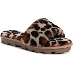 Kapcie UGG - W Cozette Leopard 1106269 Amp. Brązowe klapki damskie Ugg, bez wzorów, ze skóry, bez obcasa. Za 389,00 zł.