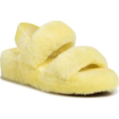 Kapcie UGG - W Oh Yeah 1107953 Mrt. Żółte klapki damskie Ugg, bez wzorów, ze skóry, bez obcasa. Za 429,00 zł.