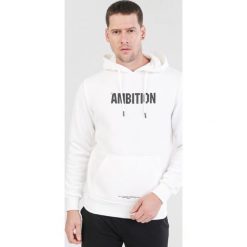 Biała Bluza Glystia. Białe bluzy męskie Born2be, xl, bez wzorów, bez kołnierzyka, bez rękawów, bez kaptura. Za 79,99 zł.