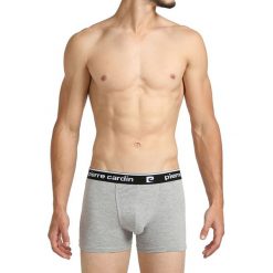 Bokserki w kolorze szarym. Szare bokserki męskie Pierre Cardin, z nadrukiem. W wyprzedaży za 37,95 zł.