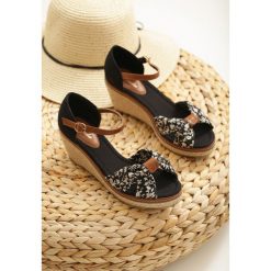 Czarne Espadryle Hickman. Czarne espadryle damskie Born2be, w paski, bez obcasa, na koturnie. Za 79,99 zł.