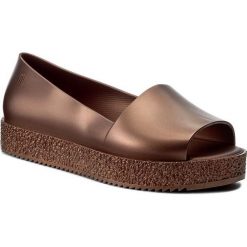 Półbuty MELISSA - Puzzle Ad 31882 Bronze 06602. Pomarańczowe półbuty damskie Melissa, na co dzień, bez wzorów, z tworzywa sztucznego, bez obcasa, na płaskiej podeszwie, bez zapięcia. W wyprzedaży za 199,00 zł.