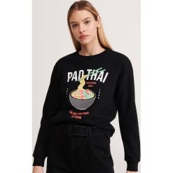 Bluza z nadrukiem - Czarny. Czarne bluzy damskie Reserved, s, z nadrukiem, bez rękawów, bez kaptura. W wyprzedaży za 49,99 zł.