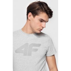 T-shirt męski TSM303 - chłodny jasny szary melanż. Szare koszulki męskie marki 4f, m, bez wzorów, bez kołnierzyka. Za 49,99 zł.