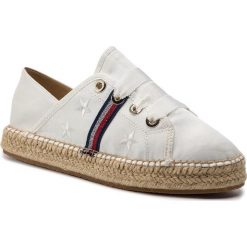 Espadryle TOMMY HILFIGER - Flat Espadrille Corporate Ribbon FW0FW03801 Whisper White 121. Białe espadryle damskie TOMMY HILFIGER, bez wzorów, ze skóry, bez obcasa, na płaskiej podeszwie. W wyprzedaży za 249,00 zł.