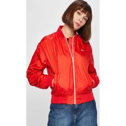 Tommy Jeans - Kurtka bomber. Czerwone kurtki damskie Tommy Jeans, s, bez wzorów, z elastanu, krótkie. Za 649,90 zł.