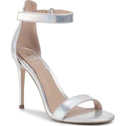 Sandały GUESS - Kahlua2 FL5KA2 LEL03 SILVER. Szare klapki damskie Guess, z aplikacjami, ze skóry ekologicznej, bez obcasa, na obcasie. Za 559,00 zł.