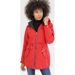 Czerwona Parka Elinsyss. Czerwone płaszcze damskie Born2be, s, bez wzorów, krótkie, bez kaptura. Za 189,99 zł.
