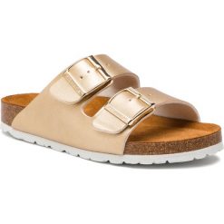 Klapki TAMARIS - 1-27503-22 Gold 940. Żółte klapki damskie Tamaris, bez wzorów, ze skóry ekologicznej, bez obcasa. W wyprzedaży za 149,00 zł.