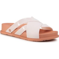 Klapki ZAXY - Flat Days Slide Fem 17831 Off White 90891 FF285018. Brązowe klapki damskie Zaxy, bez wzorów, z tworzywa sztucznego, bez obcasa. W wyprzedaży za 129,00 zł.