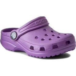 Klapki CROCS - Classic Kids 10006 Iris. Fioletowe sandały dziewczęce Crocs, z tworzywa sztucznego, bez zapięcia. W wyprzedaży za 69,00 zł.