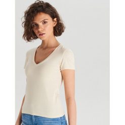 Gładka koszulka V neck - Kremowy. Białe koszulki damskie Cropp, s, bez wzorów, bez kołnierzyka, bez rękawów. Za 24,99 zł.