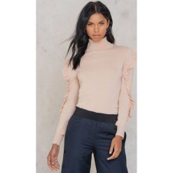 Golfy damskie: Rut&Circle Sweter w prążki z falbanką Anette – Pink,Nude