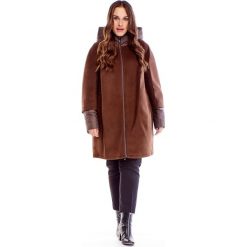 Płaszcz z łączonych tkanin brązowy. Pomarańczowe płaszcze damskie Tagless, plus size, bez wzorów, z poliesteru, plus size. Za 481,41 zł.