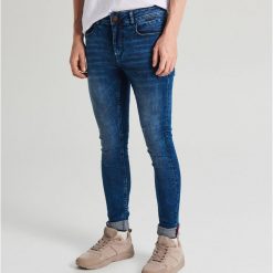 Jeansy super skinny - Granatowy. Niebieskie jeansy męskie Cropp, m, bez wzorów. Za 99,99 zł.