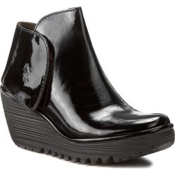Botki FLY LONDON - Yogi P500046064 Black. Czarne buty zimowe damskie Fly London, z lakierowanej skóry, na obcasie. W wyprzedaży za 339,00 zł.