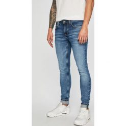 Pepe Jeans - Jeansy Finsbury. Niebieskie jeansy męskie Pepe Jeans, bez wzorów, z obniżonym stanem. Za 399,90 zł.
