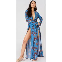 Sukienki: Hannalicious x NA-KD Szyfonowa sukienka z podwójnym rozcięciem – Blue,Multicolor