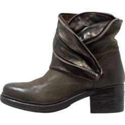 A.S.98 Botki kowbojki i motocyklowe jungle. Zielone botki damskie marki A.S.98, ze skóry, bez obcasa, bez zapięcia. Za 1029,00 zł.