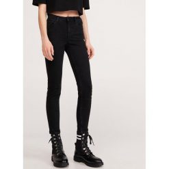 Jeansy slim ze średnim stanem - Czarny. Czarne jeansy damskie Reserved. W wyprzedaży za 49,99 zł.