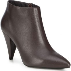 Buty damskie. Czarne botki damskie Wittchen, ze skóry, eleganckie, bez obcasa, na obcasie, bez zapięcia. W wyprzedaży za 299,90 zł.