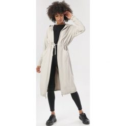Beżowa Bluza Leuconisse. Brązowe bluzy damskie Born2be, uniwersalny, bez wzorów, bez rękawów, bez kaptura. Za 169,99 zł.